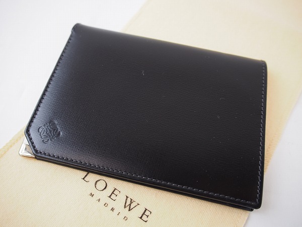 シンプルモダンなロエベの二つ折りミニ財布