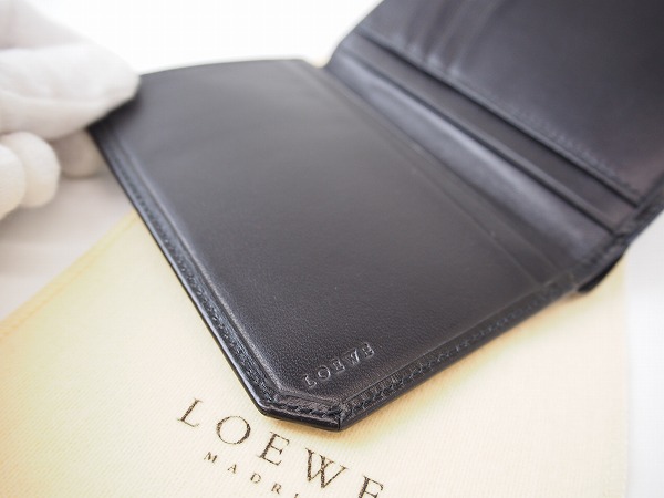 シンプルモダンなロエベの二つ折りミニ財布