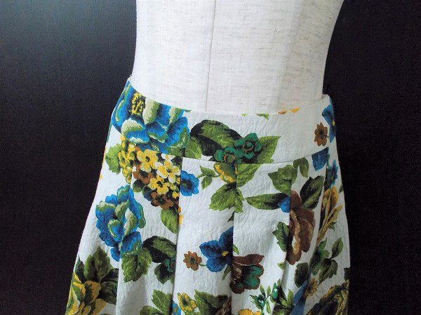華やかな花柄で魅力的な、エムズグレイシーのスカート